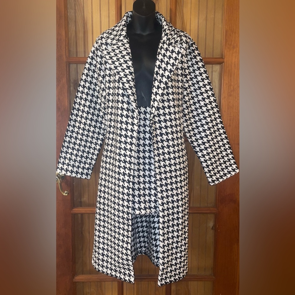 Stylish Black and White Houndstooth Women's Jacket and Skirt Set